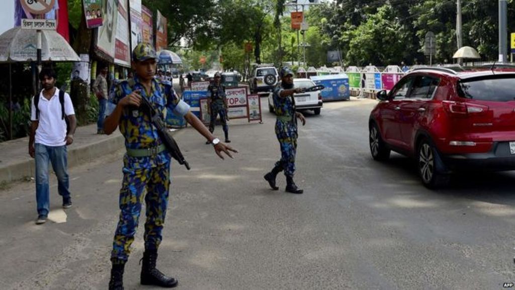 Polisi Bangladesh berjaga-jaga di setiap wilayah lokasi terjadinya serangan (Foto: BBC)