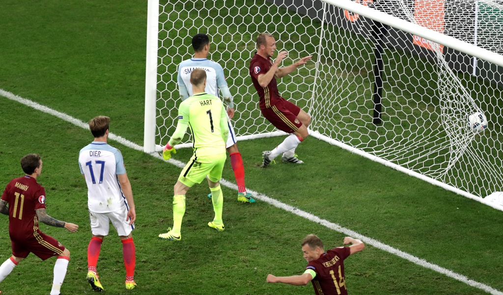 Momen terjadinya gol Rusia ke gawang Inggris (AP Photo/Ariel Schalit)