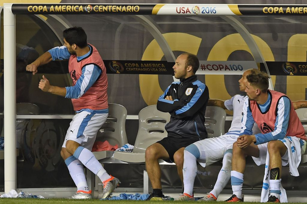 Luis Suarez (kiri) terlihat memukul kaca (Foto: AFP/DON EMMERT)