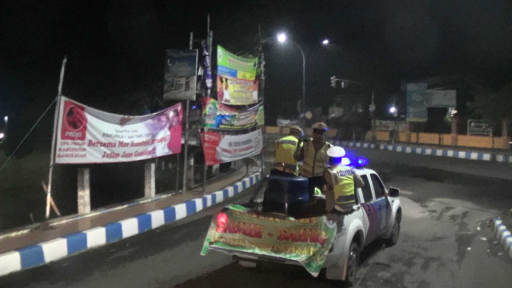 Dengan Alat Seadanya, Polisi Bangkalan Keliling Bangunkan Warga