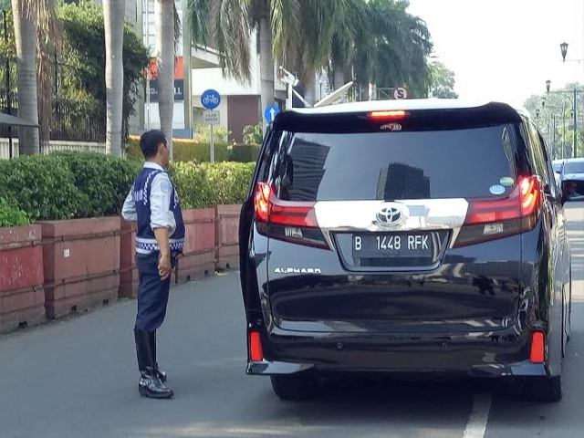Hendak Menjemput Anggota DPR, Alphard Terobos Area CFD