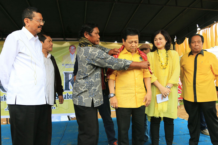 Ketum dan Kader Golkar Kunjungi Warga Sinabung