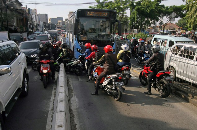 Mulai Hari Ini Penyerobot Jalur Transjakarta akan Ditindak Tegas