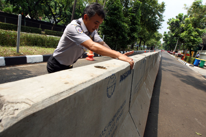 Sterilisasi Jalur TransJakarta Diikuti Pemasangan Sperator Beton