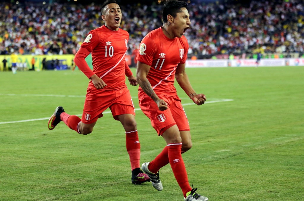 Raul Ruidiaz (11) merayakan golnya ke gawang Brasil (Foto: AP/Charles Krupa)