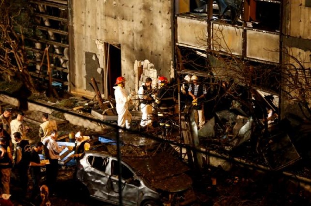 Petugas memeriksa lokasi ledakan di depan Bank Blom di Beirut, Lebanon, 12 Juni 2016. (Foto: Reuters)