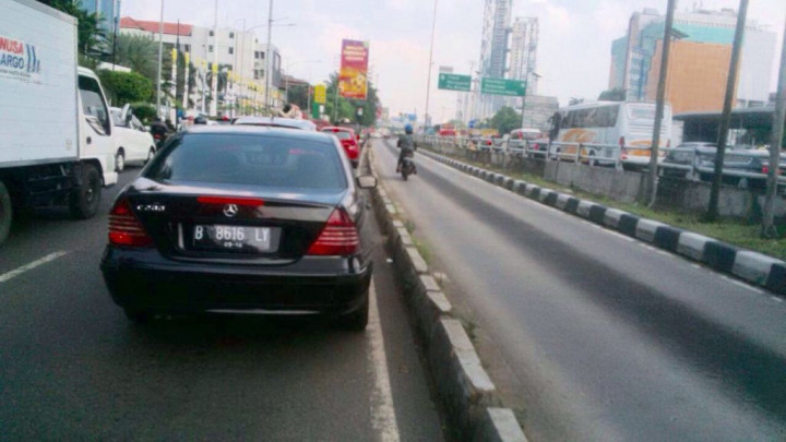 Motor Oknum Anggota TNI Terobos Jalur TransJakarta