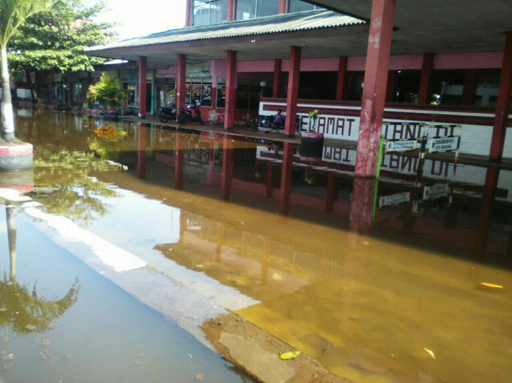 Lumpuhkan Terminal Terboyo, Banjir Rob Belum Tertangani