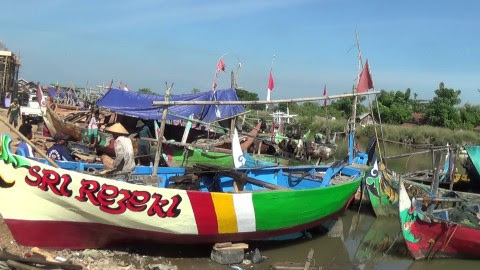 Big Waves Give Trouble to Fishermen in Northern Java