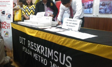 Polisi Bongkar Penjualan CD Microsoft Windows Palsu