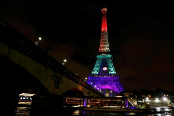 Simpati untuk Korban Penembakan Orlando, Lampu Menara Eiffel Menyala
