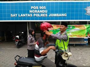 Satlantas Polres Jombang Bagi-bagi Helm dan Takjil Gratis