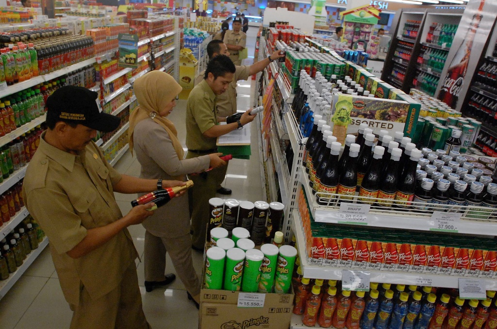 Ilustrasi petugas mengawasi produk makanan dan minuman kedaluwarsa (Foto: Ant/Lucky R)
