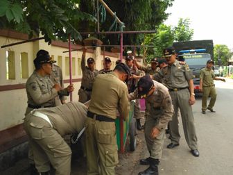 Belasan Gerobak PKL di Brebes Disita Satpol PP