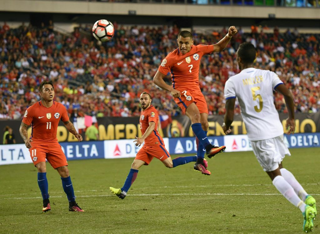 Momen Alexis Sanchez mencetak gol melalui sundulan. (Foto: AFP/Don Emmert)