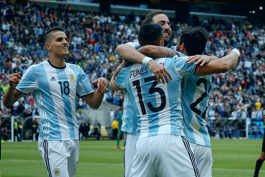 Skuat Argentina merayakan kemenangan. (Foto: AFP/Otto Greule Jr)