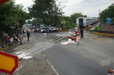 Jalur di Jombang Ambles, Kereta Berisiko Terguling