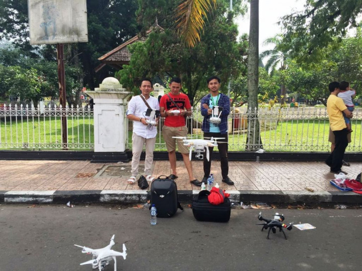Warga Sumedang <i>Ngabuburit</i> dengan <i>Drone</i>