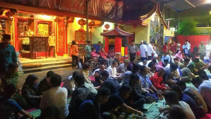 Warga Bogor Buka Bersama di Vihara