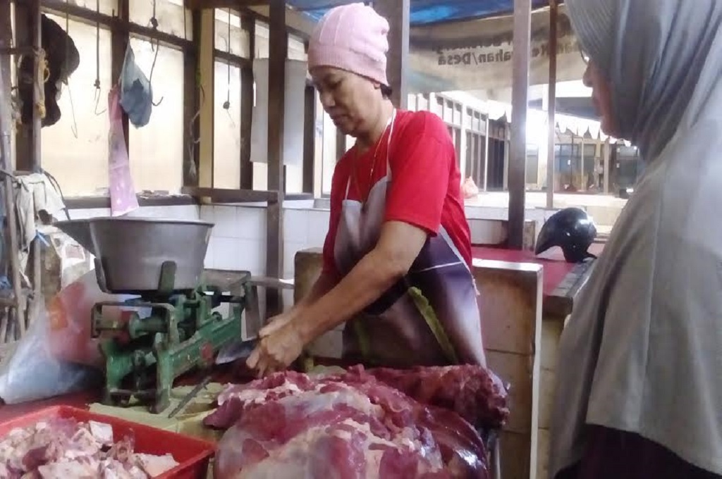 Pedagang daging di Pasar Weleri, Kendal, melayani pembeli, MTVN - Iswahyudi