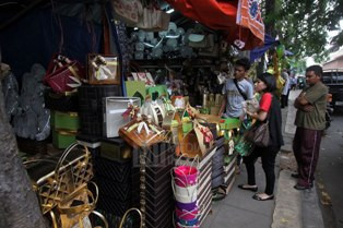 Ketika Trotoar Menjelma Jadi Pasar Parcel