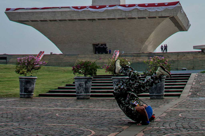 Kopral Subagyo Jungkir Balik Keliling Monas
