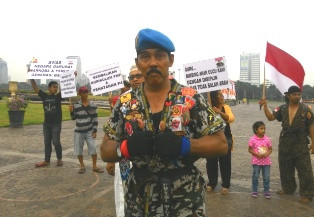 Kopral Bagyo Berambisi Koprol Keliling Menara Eiffel