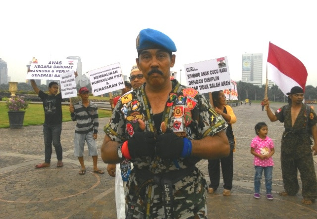 Kopral Bagyo Berambisi Koprol Keliling Menara Eiffel