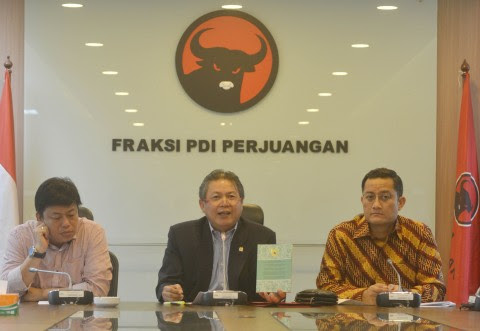 PDIP faction deputy chief Hendrawan Supratikno (center) (Photo:MI/Muhammad Irfan)