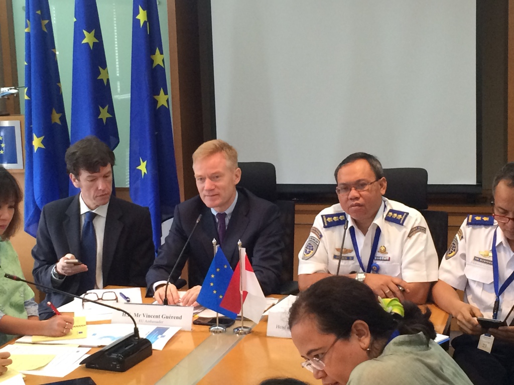 Dubes UE untuk Indonesia Vincent Guerend (tengah) saat konferensi pers bersama Kabag Humas Ditjen Hubdar Kemenhub Agoes Subagyo. (FOTO: MTVN/Husen Miftahudin)