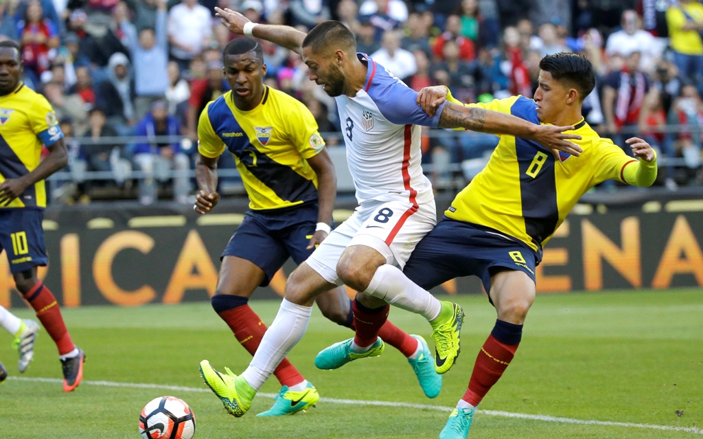 Clint Dempsey melepaskan tembakan ke gawang Ekuador (Kanan) (Foto: AP/Ted S. Warren)