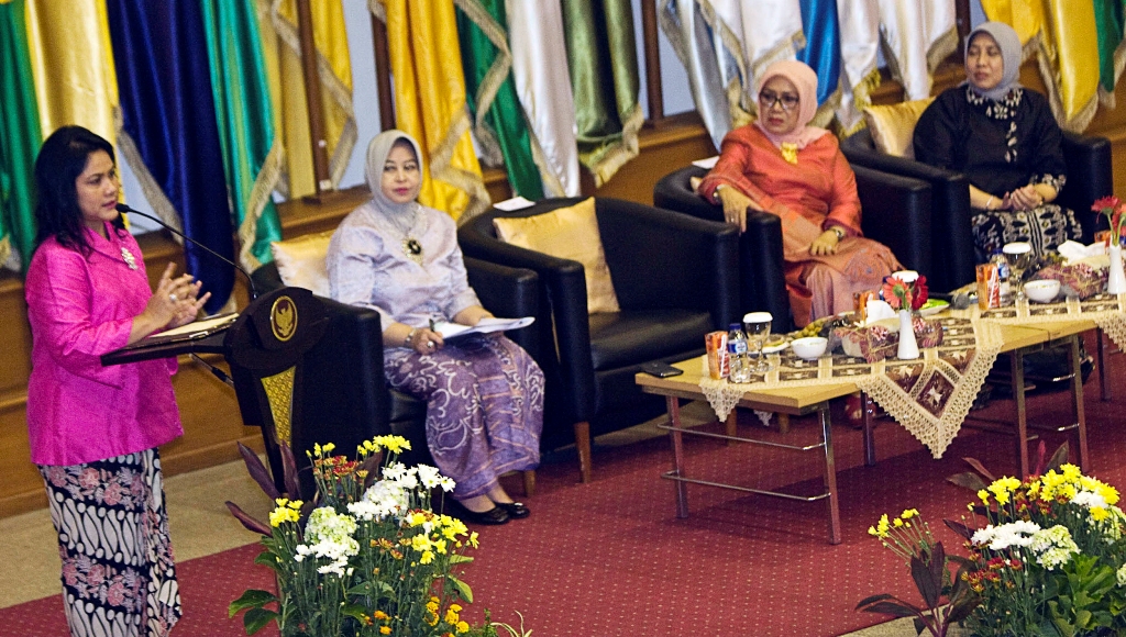  Dewan Pembina Organisasi OASE KK Iriana Joko Widodo memberikan sambutan disaksikan Dewan Pembina Organisasi Mufidah Jusuf Kalla (kedua dari kanan), Ketua Tim Penggerak PKK Pusat Erni Guntarti Tjahjo Kumolo (kedua dari kiri). MI/Galih Pradipta.
