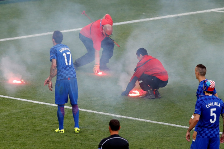 Gara-gara Insiden <i>Flare</i> Masuk ke Lapangan, Kroasia Terancam Sanksi UEFA