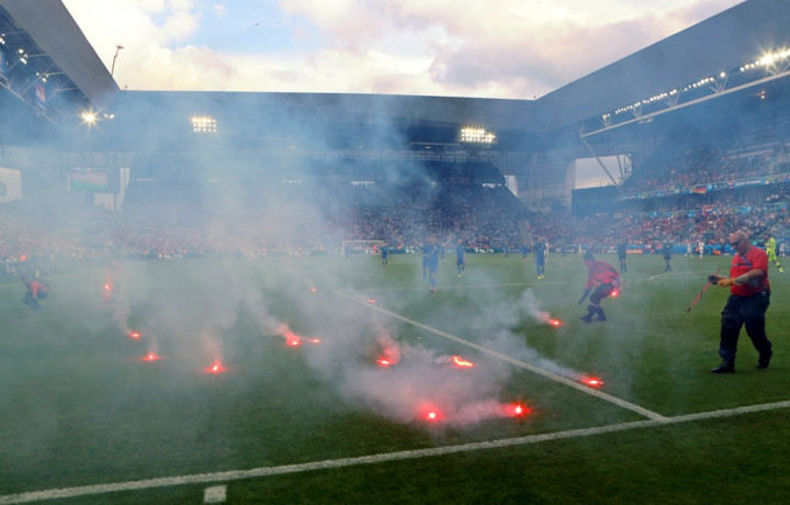 Apa Motif Suporter Kroasia Melemparkan <i>Flare</i> ke Lapangan?