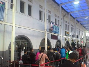 2 Pekan Jelang Lebaran, Lonjakan Penumpang di Stasiun Pasar Senen Normal