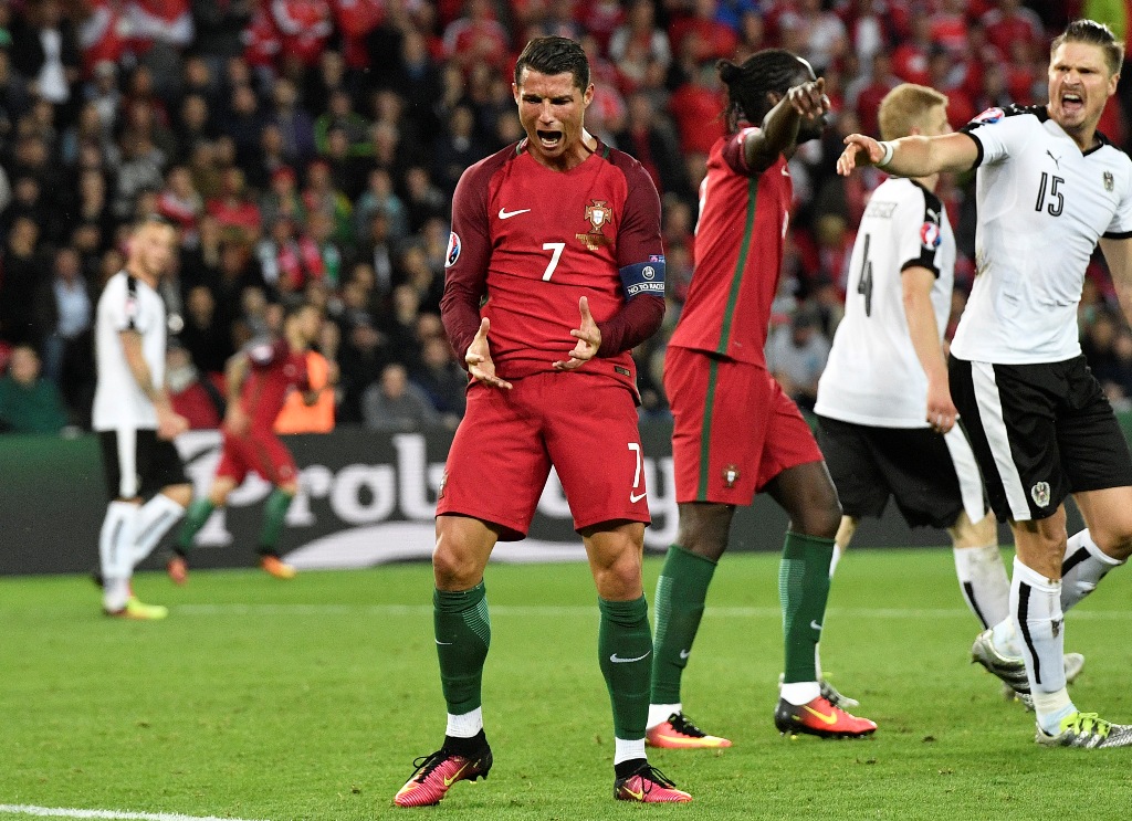 Ekspresi Cristiano Ronaldo usai gagal mengeksekusi penalti bagi Portugal ke gawang Austria (AP Photo/Martin Meissner)