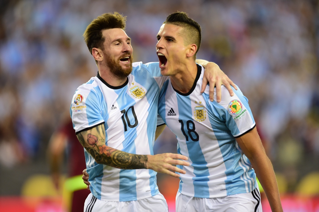 Messi (kiri) memberikan assist untuk Lamela (ALFREDO ESTRELLA / AFP)