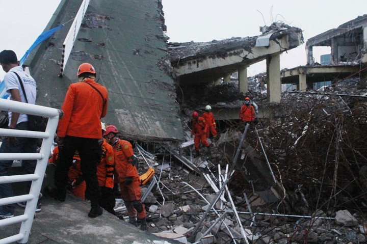 Runtuhnya Gedung Heaven Tewaskan Satu Orang