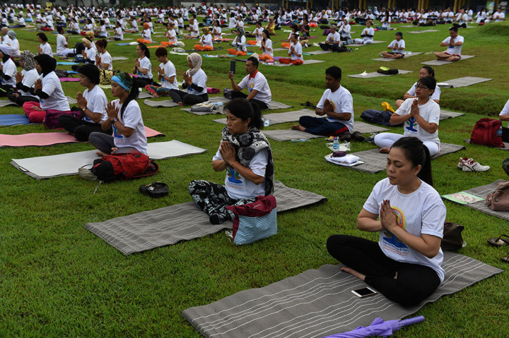 Warga di Surabaya Peringati Hari Yoga
