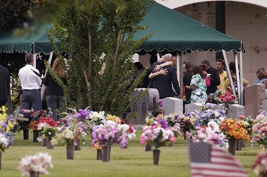 Mobil Tabrak Prosesi Pemakaman Korban Penembakan Orlando