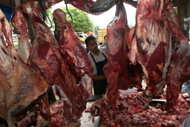 Pedagang menjajakan daging sapi. Foto Antara/Irwansyah Putra