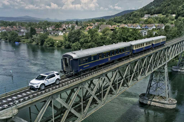 Land Rover Discovery Sanggup Tarik 3 Gerbong Kereta