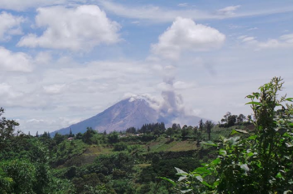 Gunung Sinabung meluncurkan material vulkanik beberapa hari lalu, MTVN - Budi Warsito