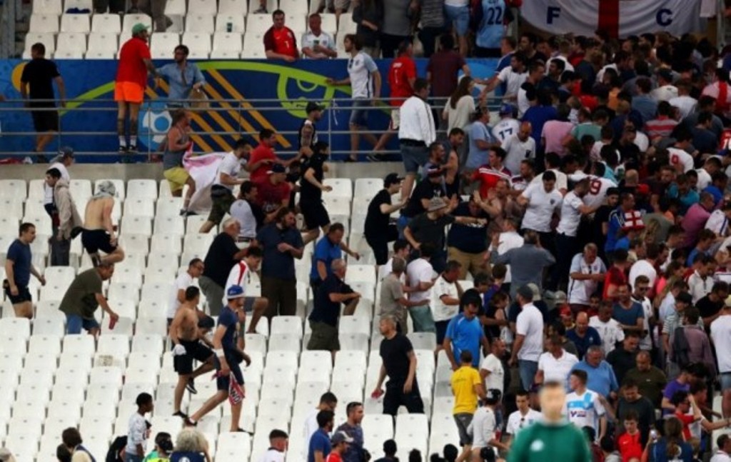 Kericuhan fan Inggris dan Rusia di Stade Velodome, Marseille. (Foto: Getty Images)
