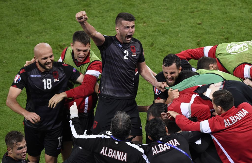 Para pemain Albania merayakan kesuksesan mereka di Piala Eropa 2016 (Foto: AFP)