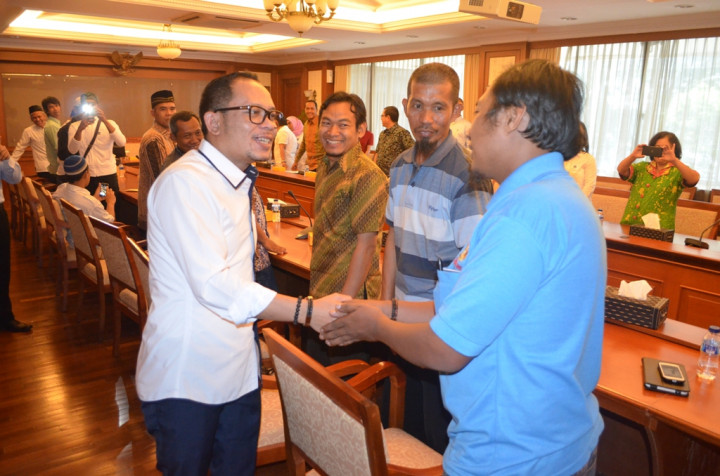 Kemnaker Serahkan Klaim Asuransi Korban PHK Bin Laden