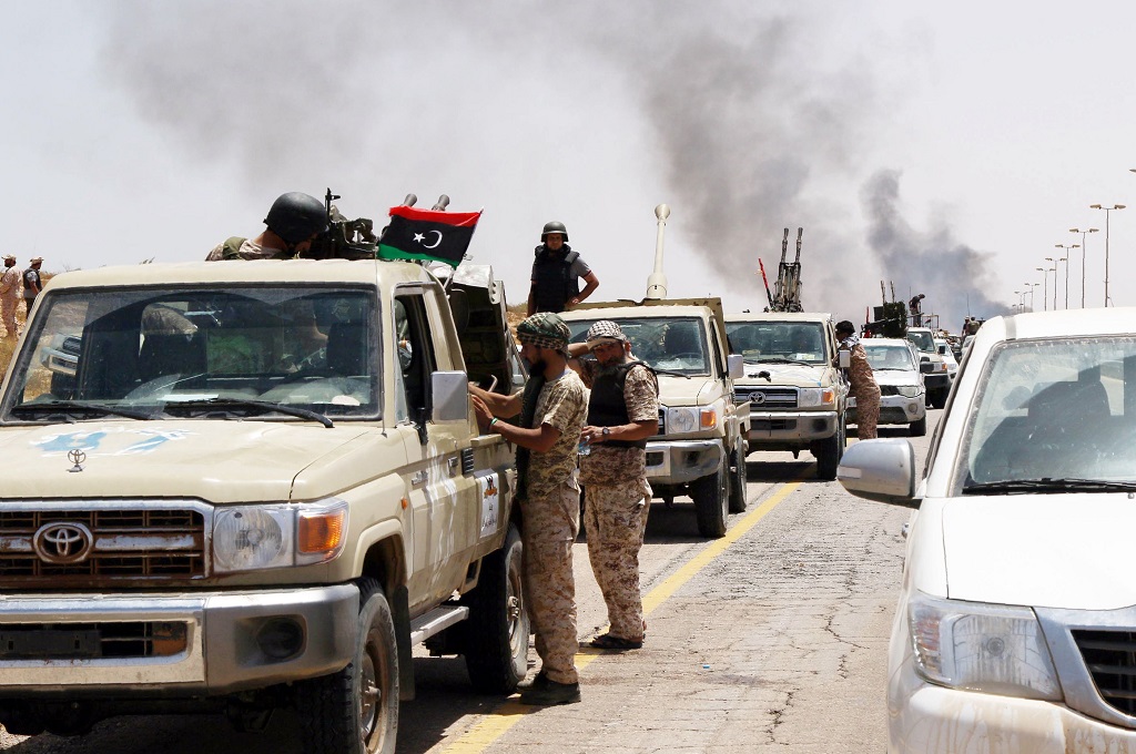 Pasukan loyalis Libya dalam operasi merebut kota Sirte dari tangan ISIS, 10 Juni 2016. (Foto: AFP/MAHMUD TURKIA)