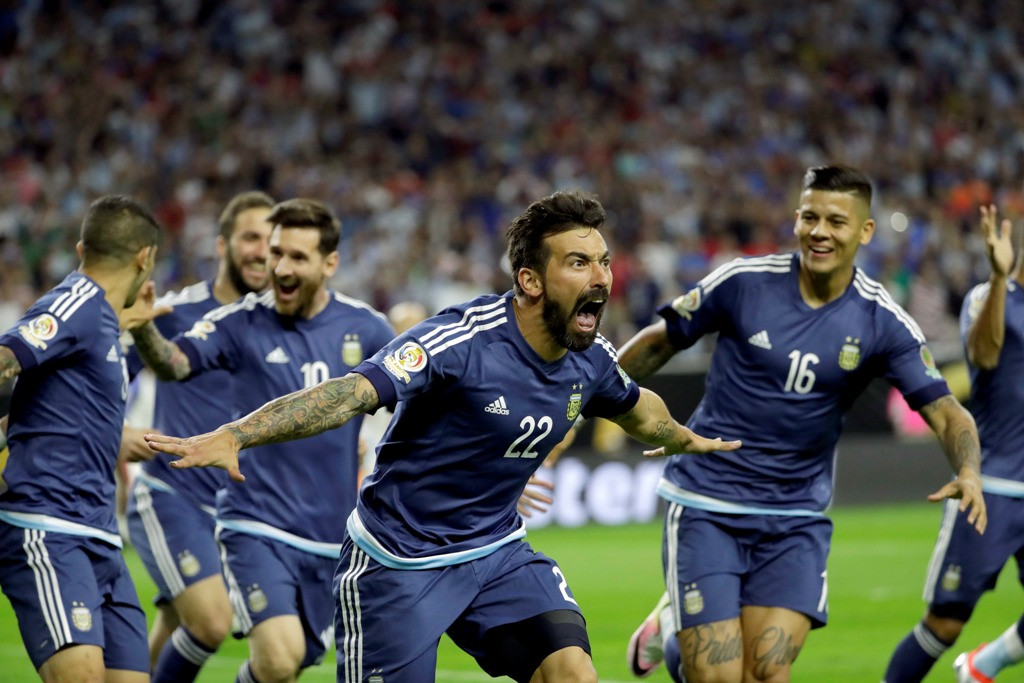 Ezequiel Lavezzi merayakan golnya ke gawang AS (AP Photo/David J. Phillip)