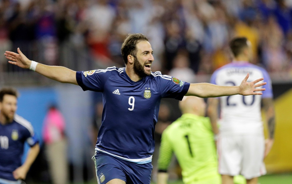 Striker Argentina Gonzalo Higuain mencetak dua gol ke gawang AS (AP Photo/Eric Gay)