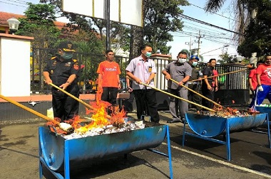 Ribuan Botol Miras dan Jutaan Batang Rokok Dimusnahkan di Malang